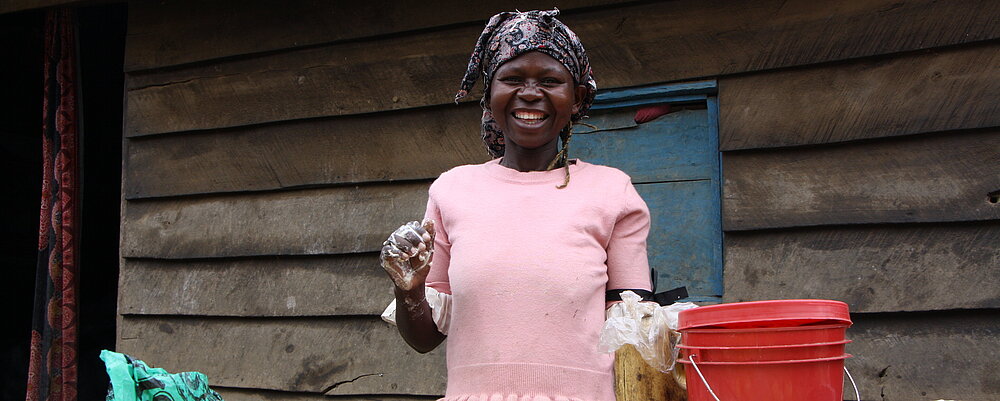 Frau im Kongo verkauft Gemüse