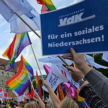 Ein blaues Schild mit dem Schriftzug "VdK für ein soziales Niedersachsen" während einer Demo - Quelle: VdK