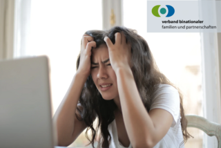 Canva - gestresste junge Frau am Laptop