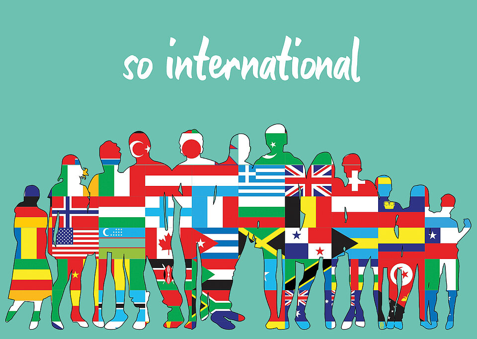 Grafik von menschlichen Konturen, ausgefüllt mit Landesflaggen, darüber Text: so international