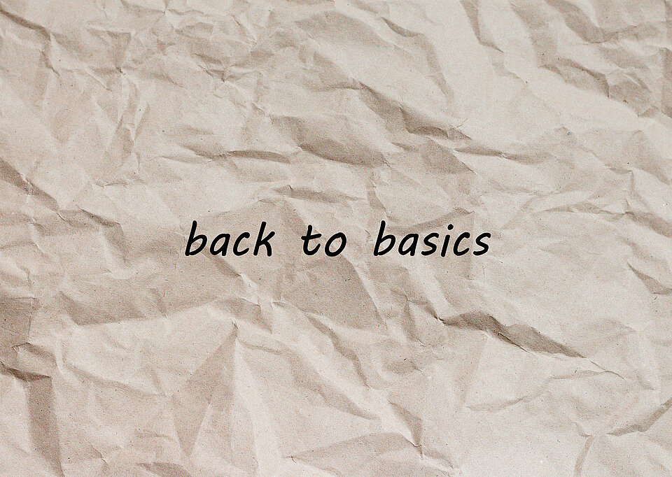 zerknittertes Papier, darauf Text: back to basics