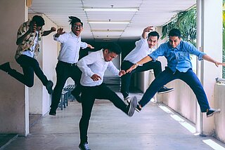 Tanzende, springende junge Männer