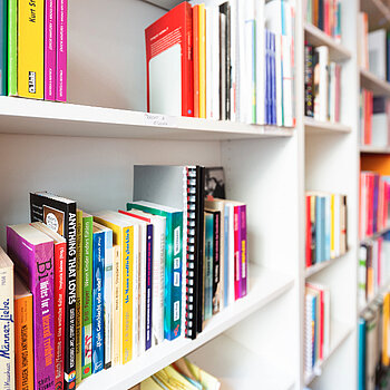 Bücher in Bücherregal. Foto: MikaWisskirchen
