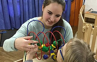Motorische Fähigkeiten fördern: Isabell Zehner begleitet in ihrem FSJ Kinder mit Körper- und Mehrfachbehinderung.