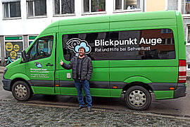 Der grüne Beratungsbus mit der Aufschrift "Blickpunkt Auge"