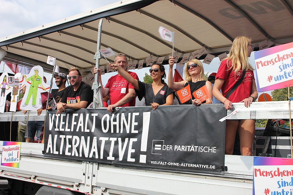 Demonstrationswagen mit "Vielfalt ohne Alternative" Banner