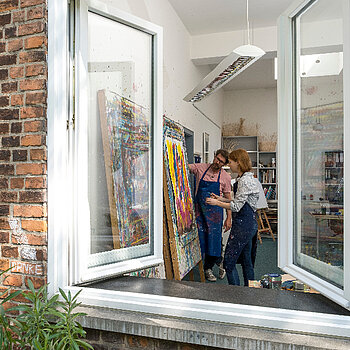 Blick durch ein geöffnetes Fenster in die Kunsttherapie des KIELER FENSTER e.V.