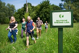 Gruppe der Deutschen Rheuma-Liga macht Nordic-Walking