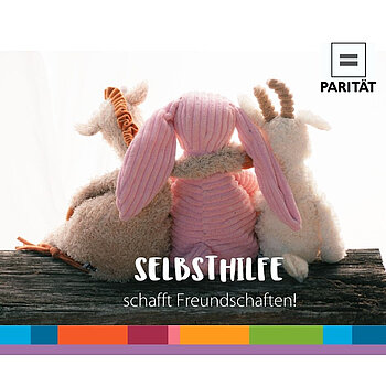 Drei sich in den Armen liegende Plüschtiere von hinten, dazu der Spruch: Selbsthilfe schafft Freundschaften