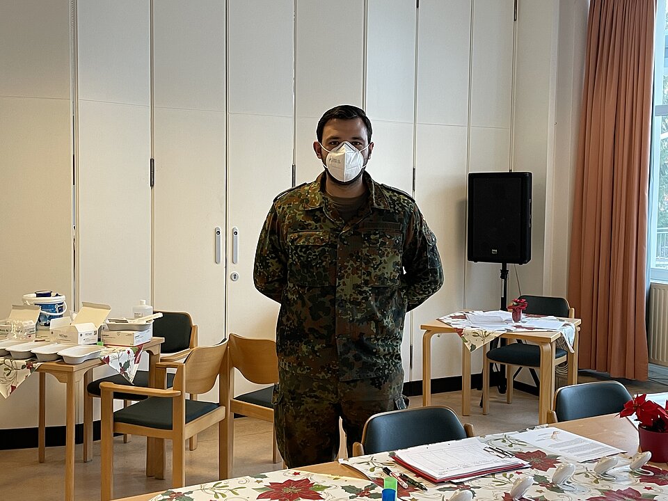 Bundeswehrsoldat hilft in Pflegeeinrichtung