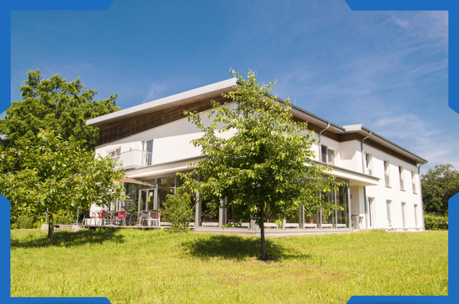 Foto einer Klinik im Grünen