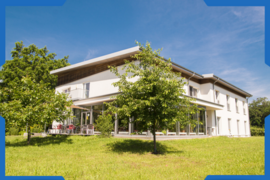 Foto einer Klinik im Grünen