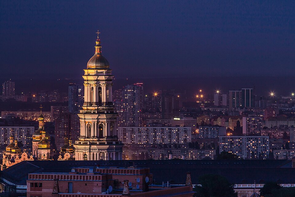 Nachtaufnahme von Kiew mit einer Kirche