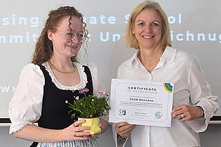 Lehrkraft Dorothea Thurner (l.), die die Initiative an der GGSD Pflegeschule ins Leben gerufen hat, und Schulleiterin Stefanie Johnen gestalten gemeinsam mit dem Kollegium den Schulalltag zunehmend klimabewusst und zukunftsorientiert.