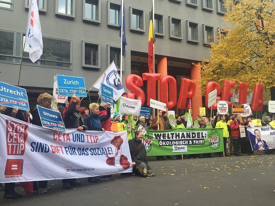 Demonstrant*innen gegen CETA und TTIP