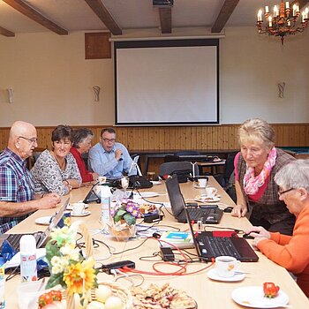 Senior*innen bilden sich zu digitalen Medien weiter