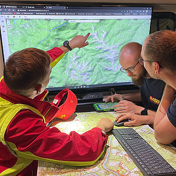 Ehrenamtliche der Drohnenstaffel unterwegs beim Einsatz im Waldbrandgebiet