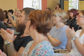 Klatschende Personen in einem Saal