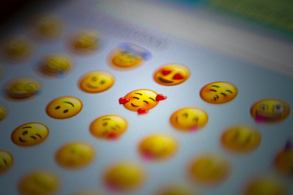 Emoji Smiley mit Herzen