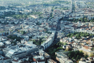 Luftaufnahme einer Großstadt mit Häusern und Straßen bis zum Horizont