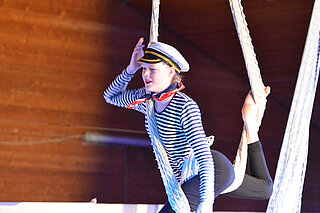 Kind macht Akrobatik im Zirkus