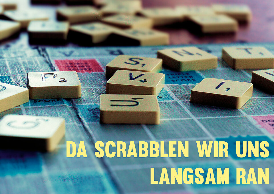 Foto von einem Scrabble-Spielbrett, daneben Text: Da scrabblen wir uns langsam ran