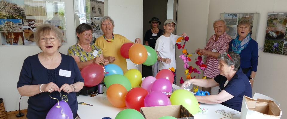 mit Luftballons bereiten die aktiven Mitglieder  die Deko für den Tag der offenen Tür vor