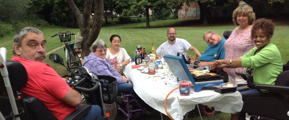 Grillen im Park - Rolligerechte Freizeitaktivitäten mit der Selbsthilfe Köroerbehinderter