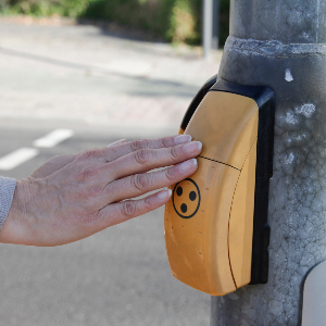 Eine Hand löst das Ampelsignal aus.