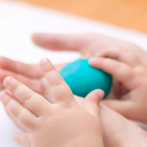 Hände Kleinkind und erwachsen mit blauem Ball