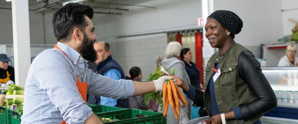 Gemeinsam Lebensmittel retten und Bedürftigen helfen - das ist das Ziel der 60.000 Helferinnen und Helfern, die sich bei den Tafeln engagieren. © Nikolaus Urban | Tafel Deutschland e.V.