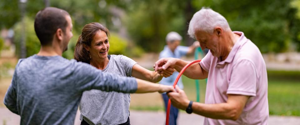 Drei Morbus-Bechterew-Betroffene bei dem Funktionstraining.