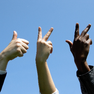 Drei Hände zeigen 1-2 und 3 Finger in den Himmel
