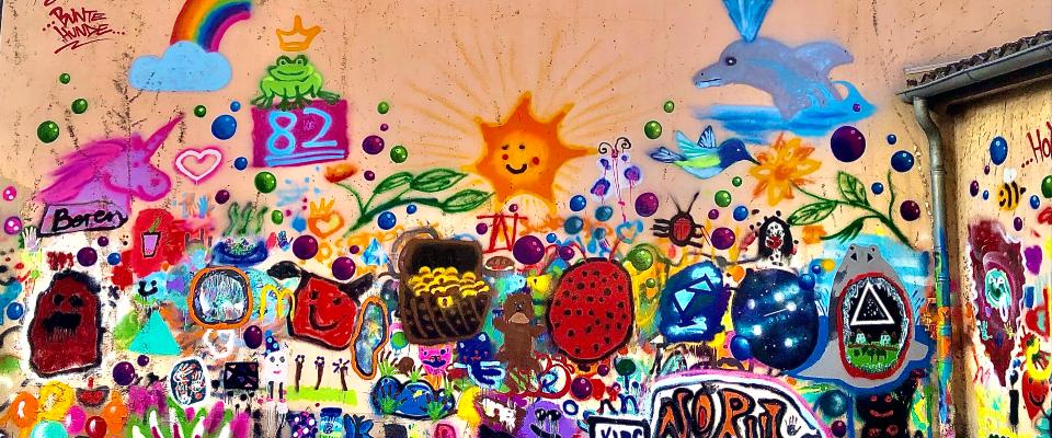 Grafitti-Wand von Kindern und Jugendlichen des VPAK