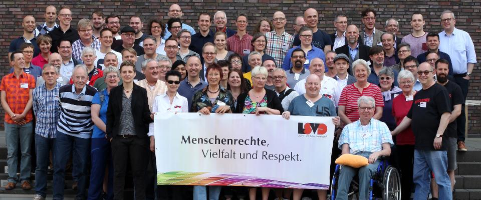 Gruppenphoto von LSVD-Mitgliedern. Sie halten ein Banner in der Hand, auf dem „Menschenrechte, Vielfalt und Respekt“ steht (c) LSVD