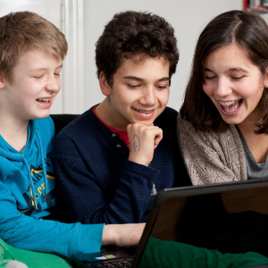 Jugendliche am Laptop; Foto: DKSB/Susanne Tessa Müller