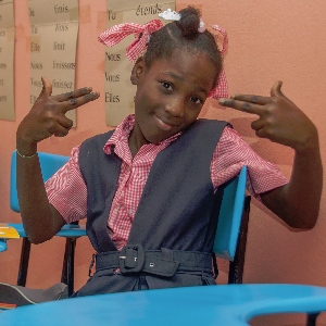 Kind mit Behinderung in einer Fördereinrichtung in Haiti