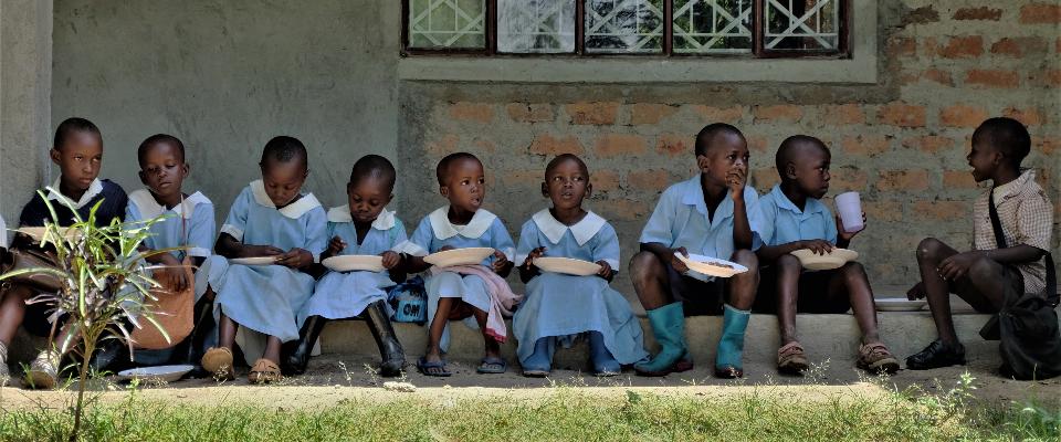 Schulspeisung für Aidswaisen in Kenia, zu sehen sind 9 Kinder