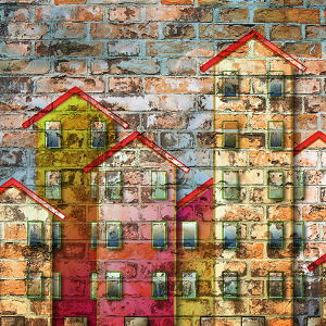 Bunte Bilder von Häusern auf einer Backsteinwand