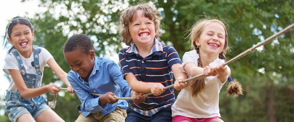 „Symbolbild: Gemeinsam stark – Kinder ziehen zusammen an einem Seil.“   Foto: Robert Kneschke – fotolia.com