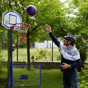 Mann wirft einen Basketball in den Korb