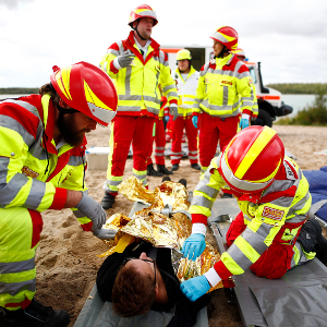©ASB/Hannibal: Einsatzkräfte versorgen einen Patientendarsteller mit einer Rettungsdecke