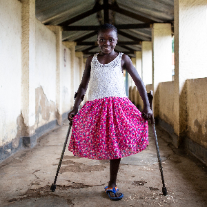 Kelvine wird von HI unterstützt, seit sie bei einem Rebellenangriff im Kongo ein Bein verloren hat. © Patrick Meinhardt/HI