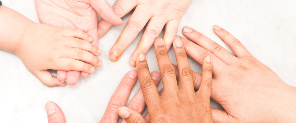 Übereinander gelegte Hände als Symbol der Solidarität